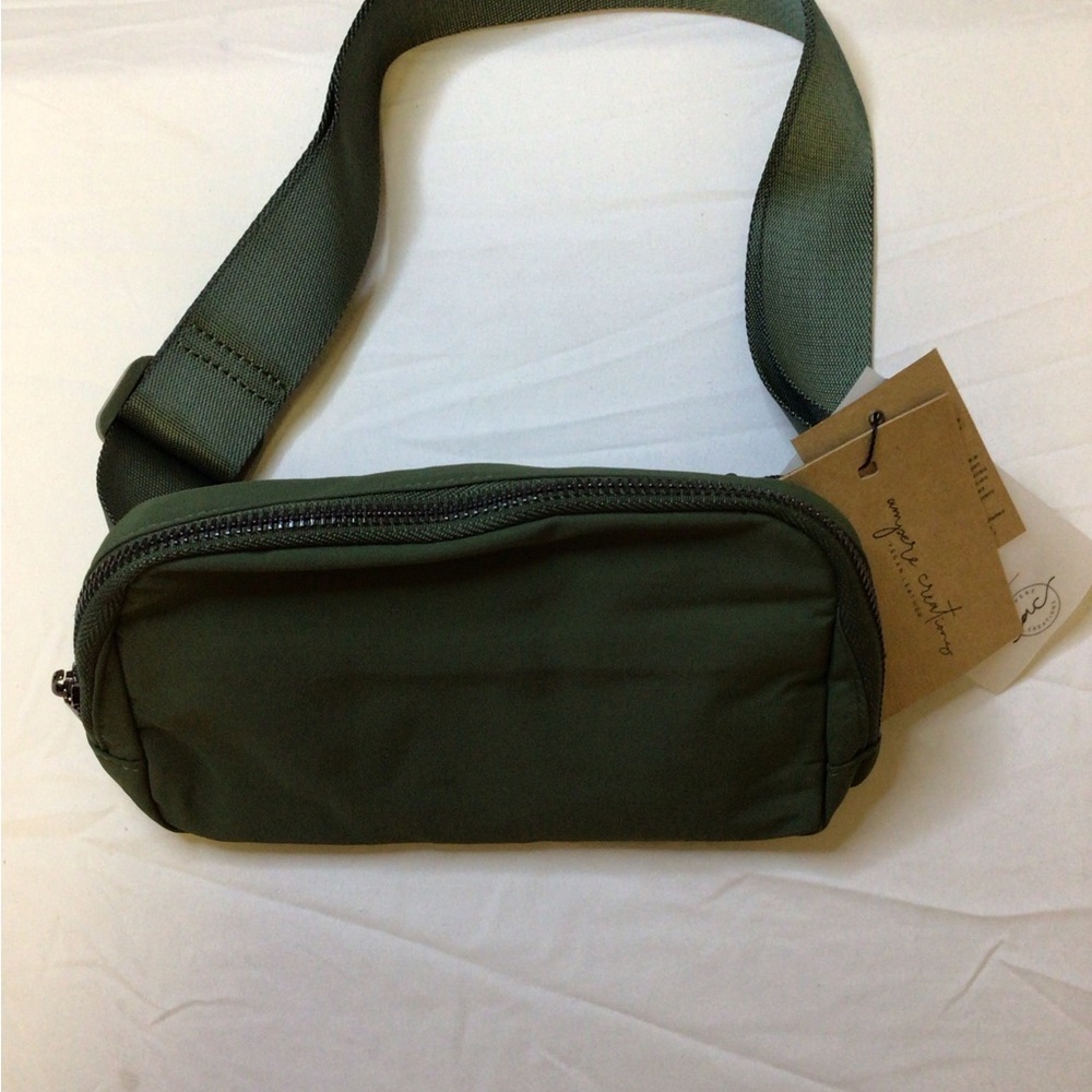 Compact Green‎ Crossbody Bag with Durable Fabric and Wide Strap